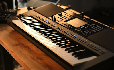 Photo of Yamaha Arranger Workstation PSR-SX920 on a desk.